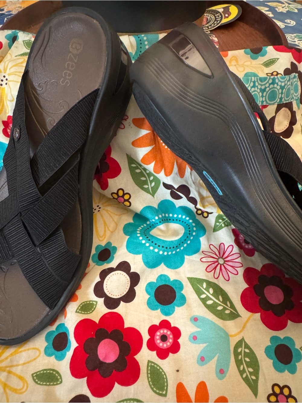 Bzees Slip on Sandals - Picture 3 of 5
